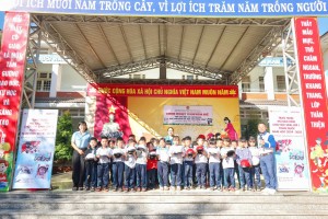 TRAO TẶNG MŨ BẢO HIỂM CHO HỌC SINH LỚP 1 NĂM HỌC 2024 - 2025