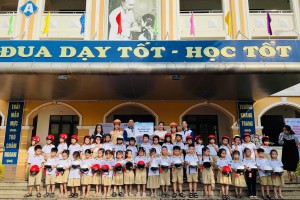 TUYÊN TRUYỀN AN TOÀN GIAO THÔNG, TRAO TẶNG MŨ BẢO HIỂM CHO HỌC SINH KHỐI 1 NĂM HỌC 2024-2025